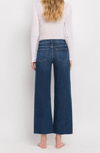 Load image into Gallery viewer, Finders Keepers jeans with tummy control
