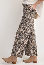Load image into Gallery viewer, Leopard print cropped pants
