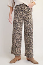 Load image into Gallery viewer, Leopard print cropped pants
