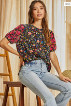 Load image into Gallery viewer, Printed Top w/ Ruffled Sleeve.
